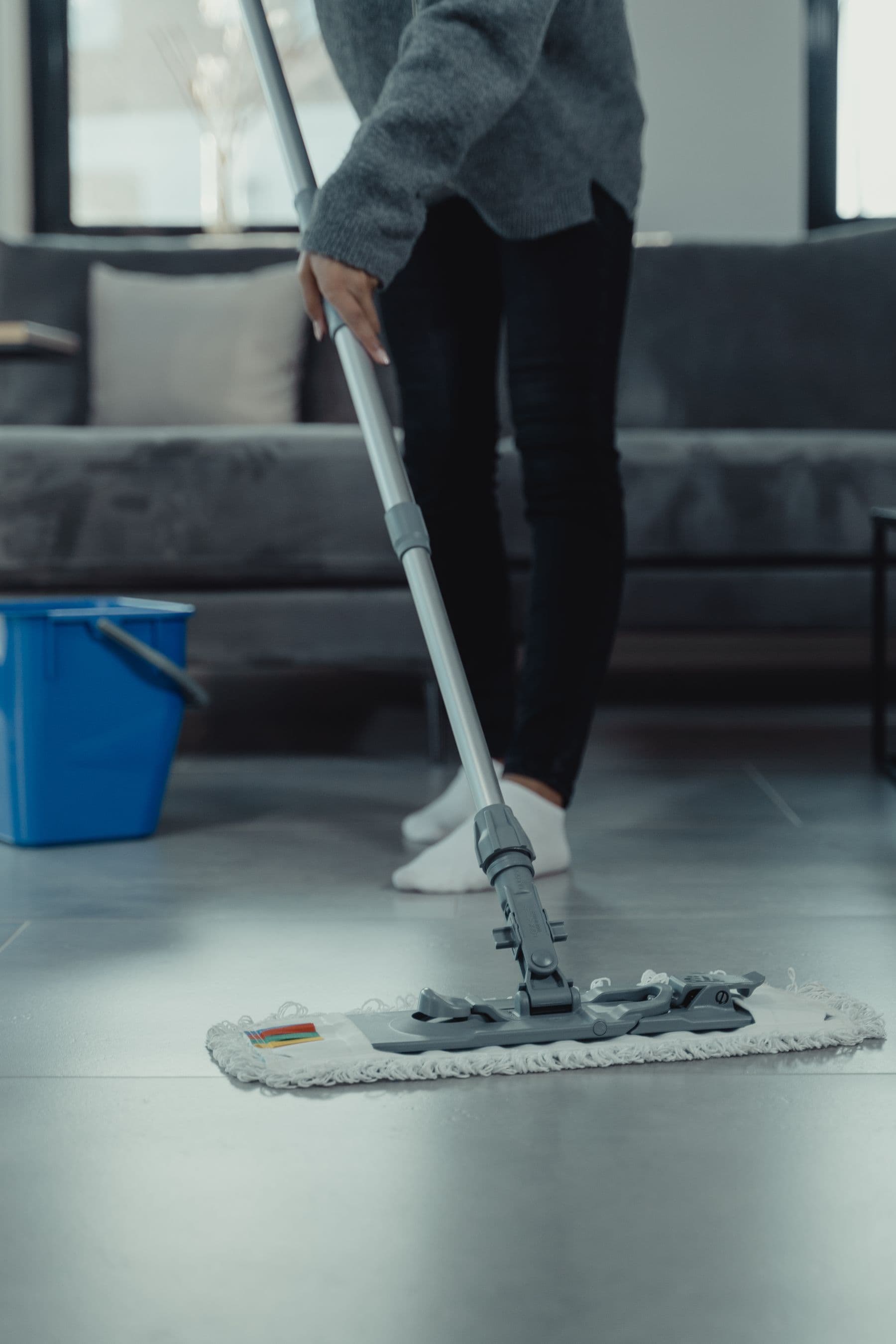 Lavage des sols à la frange microfibre dans un séjour